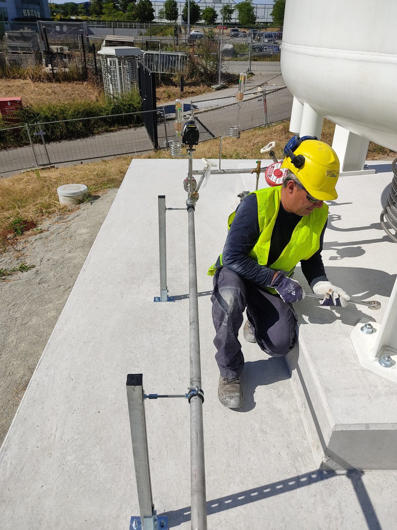 Technieker werkt aan gasinstallatie.