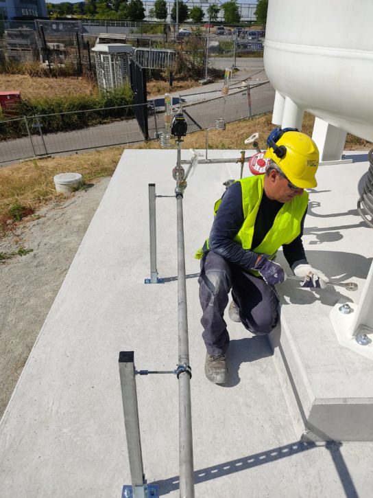 Technieker werkt aan gasinstallatie.