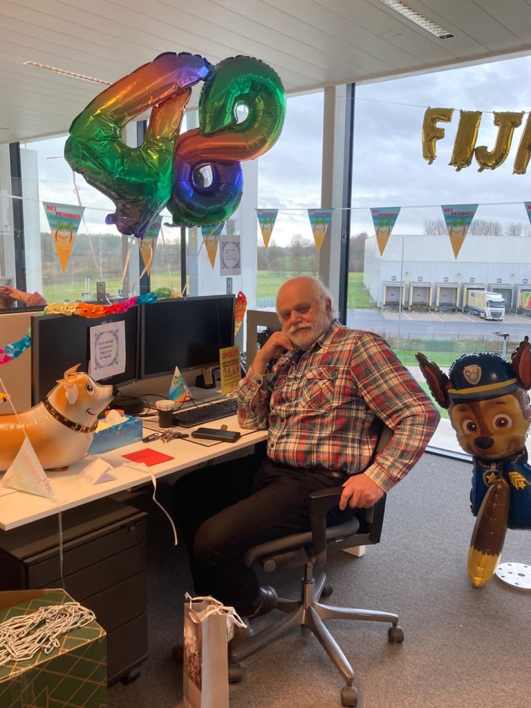 Guy gaat na 48 jaar en 4 maanden op pensioen bij TSG. De collega's hebben op zijn laatste dag zijn bureau versierd.