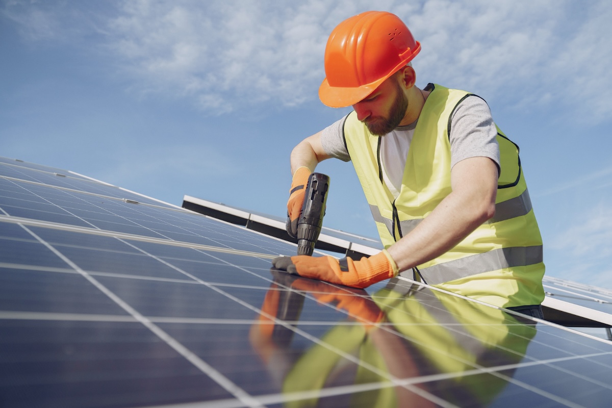 TSG Solar tehničar pri održavanju poslovne solarne elektrane