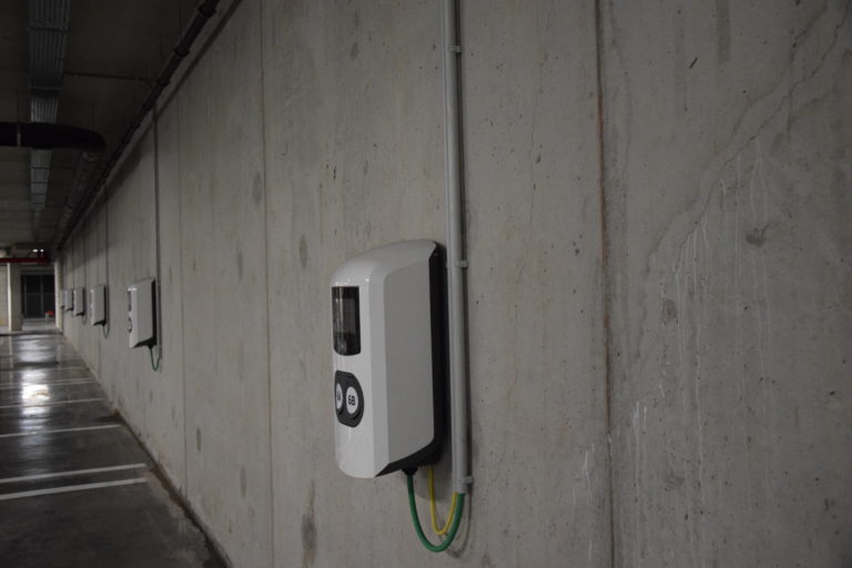Des bornes de recharge d'Alfen au parking Turnova.