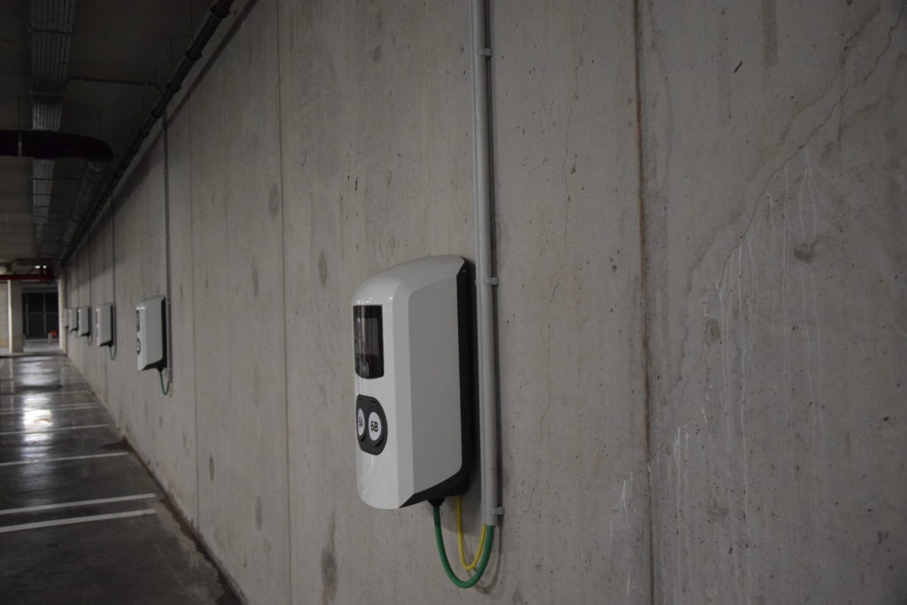 De Alfen laadpalen op een rijtje in parking Turnova.
