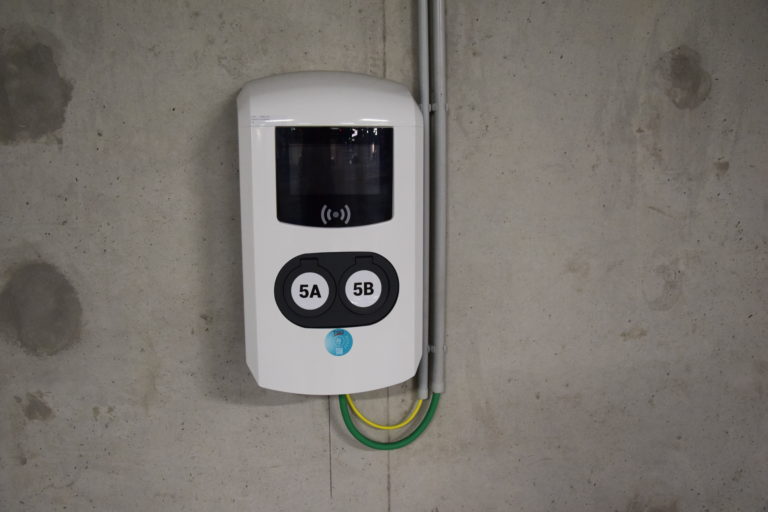 Une borne de recharge d'Alfen installé par TSG pour Heeren Group.