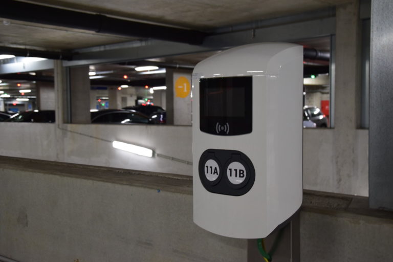 Laadpaal Alfen in parking Turnova.