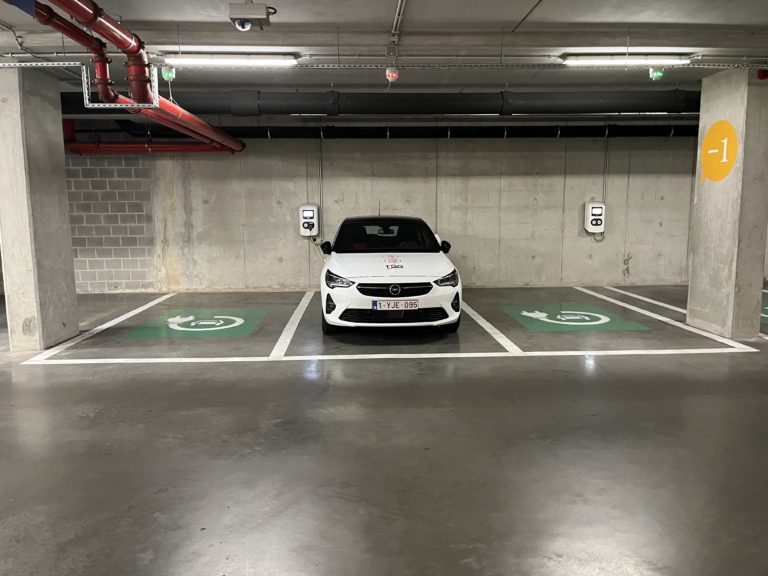 Ondergrondse parking Turnova waar TSG Alfen laadpalen heeft geïnstalleerd.