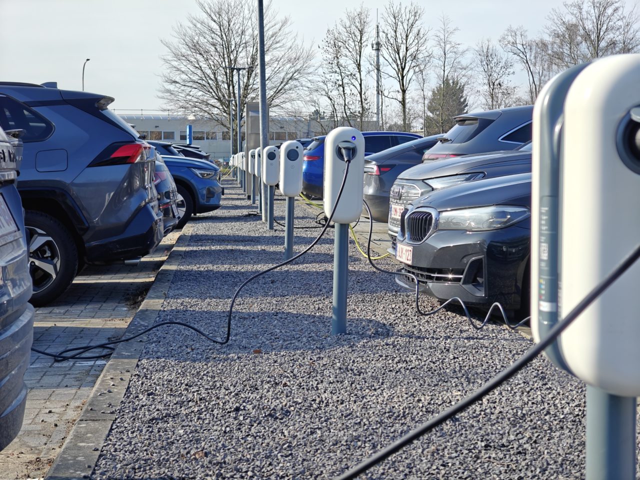 Installation des bornes de recharge de Shell Recharge au parking de Donaldson.