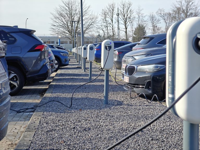 Installation des bornes de recharge de Shell Recharge au parking de Donaldson.