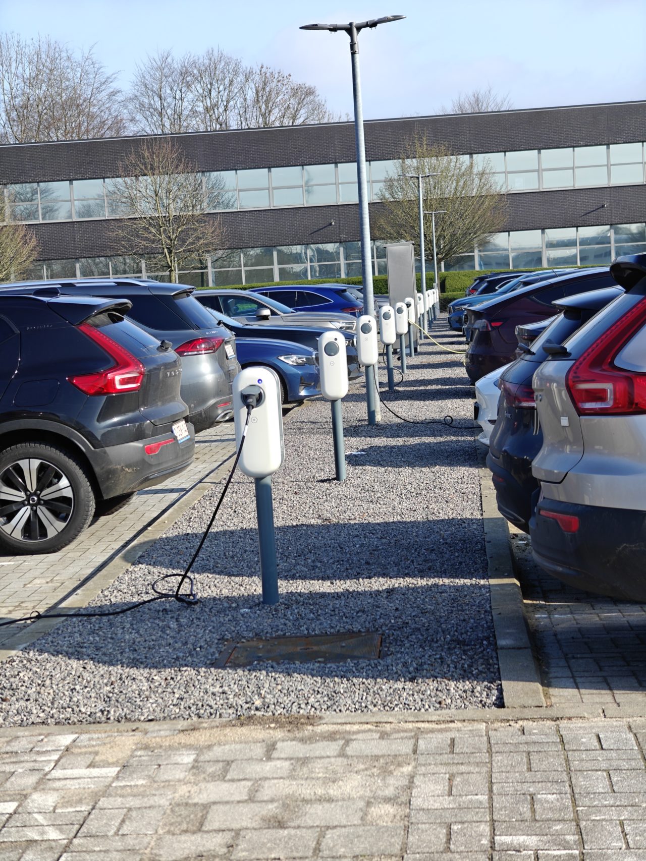 Shell Recharge laadpalen op bedrijfsparking van Donaldson