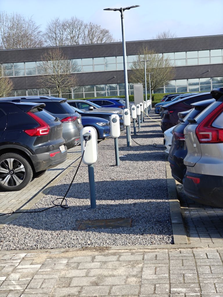 Shell Recharge laadpalen op bedrijfsparking van Donaldson