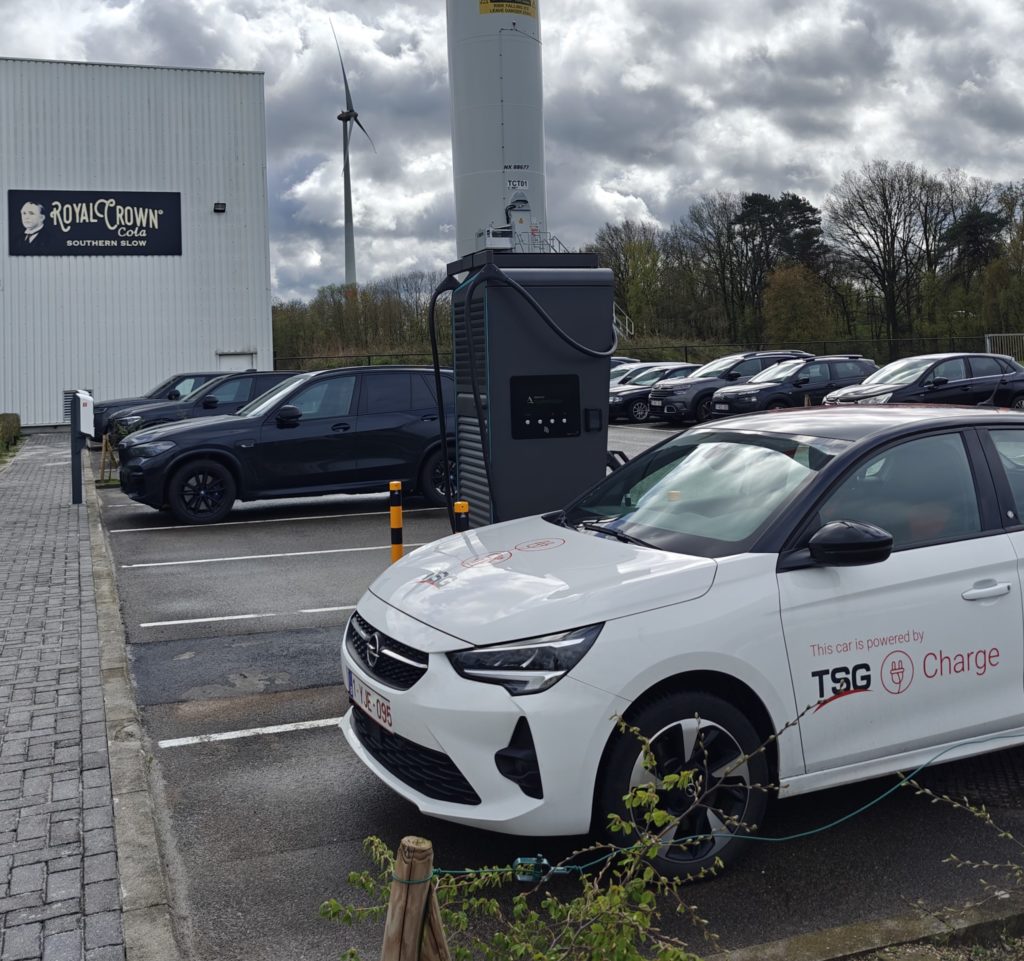 Infrastructure de recharge composée des bornes de recharge d'Alpitronic Hypercharger et d'Alfen installées par TSG