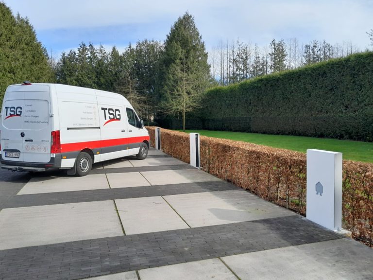 Trois bornes de recharge de Smappee avec une camionnette de TSG