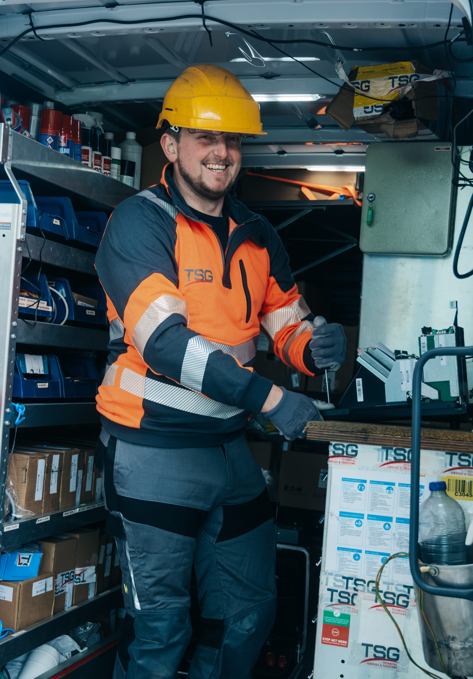 Technicien de TSG qui fait des travaux préparatoires dans le van de TSG.