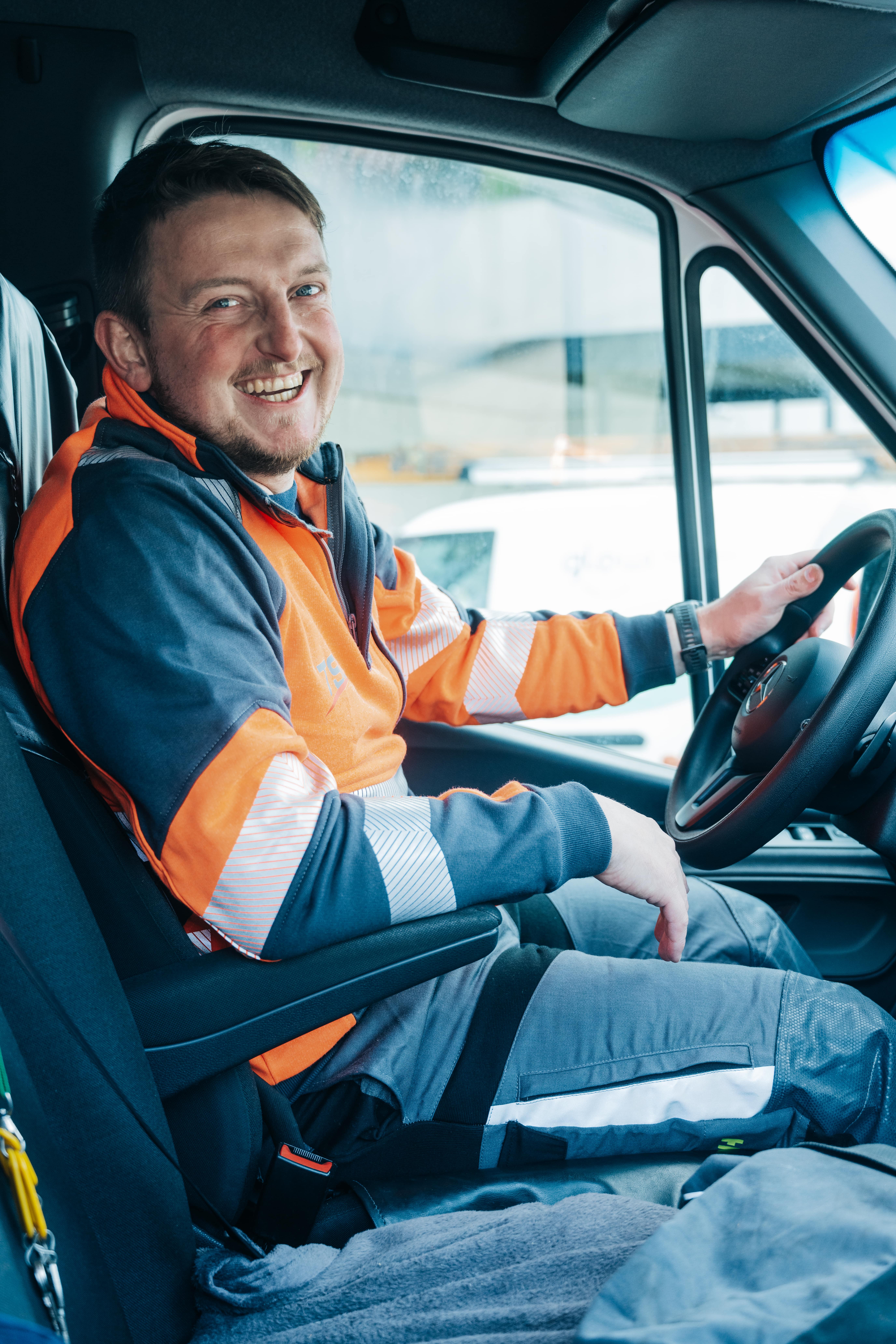 Technicien de TSG dans le van de TSG