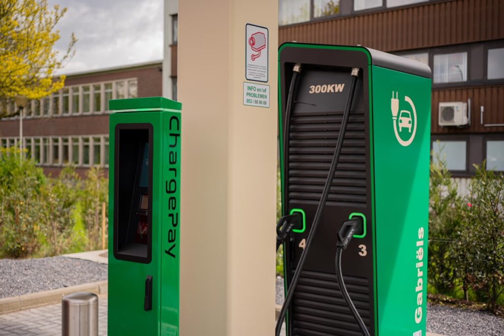 ChargePay en Alpitronic snellader geïnstalleerd door TSG op het laadstation van Gabriëls in Duffel