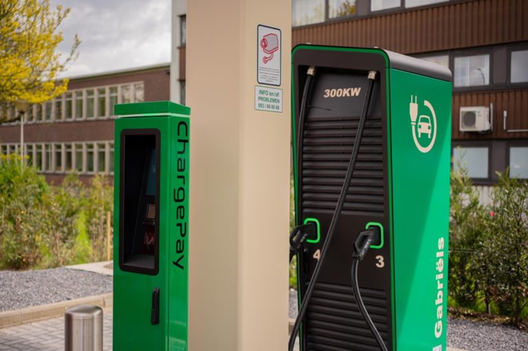 ChargePay en Alpitronic snellader geïnstalleerd door TSG op het laadstation van Gabriëls in Duffel