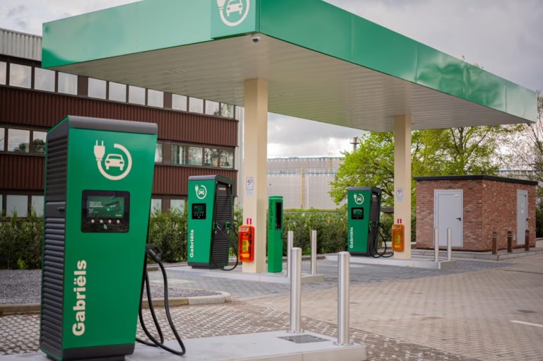 Laadstation van Gabriëls bestaande uit 3 Alpitronic snelladers en ChargePay