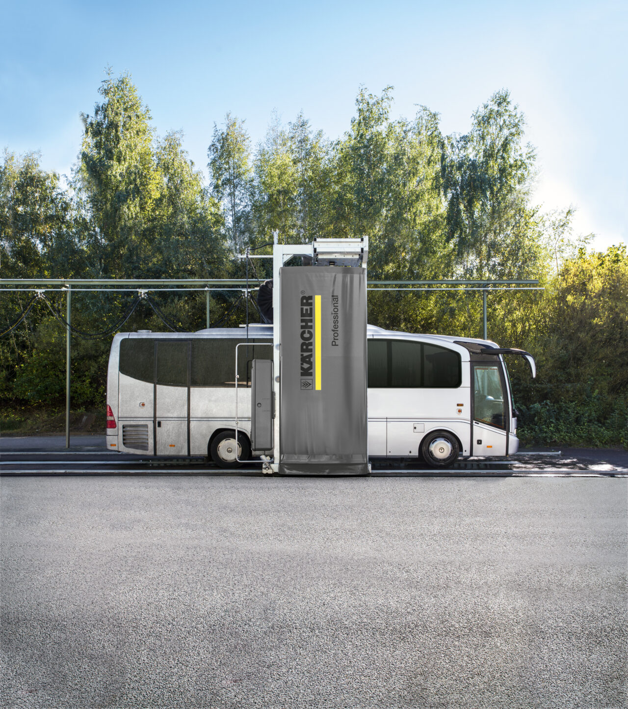 Un bus dans le portique de lavage autocars.