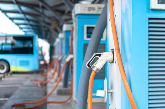 Busdepot bestaande uit elektrische bussen die aan het laden zijn.