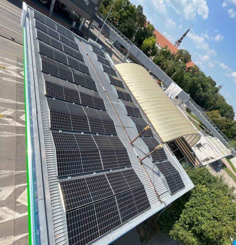solárne panely strecha čerpacia stanica OMV Trnava