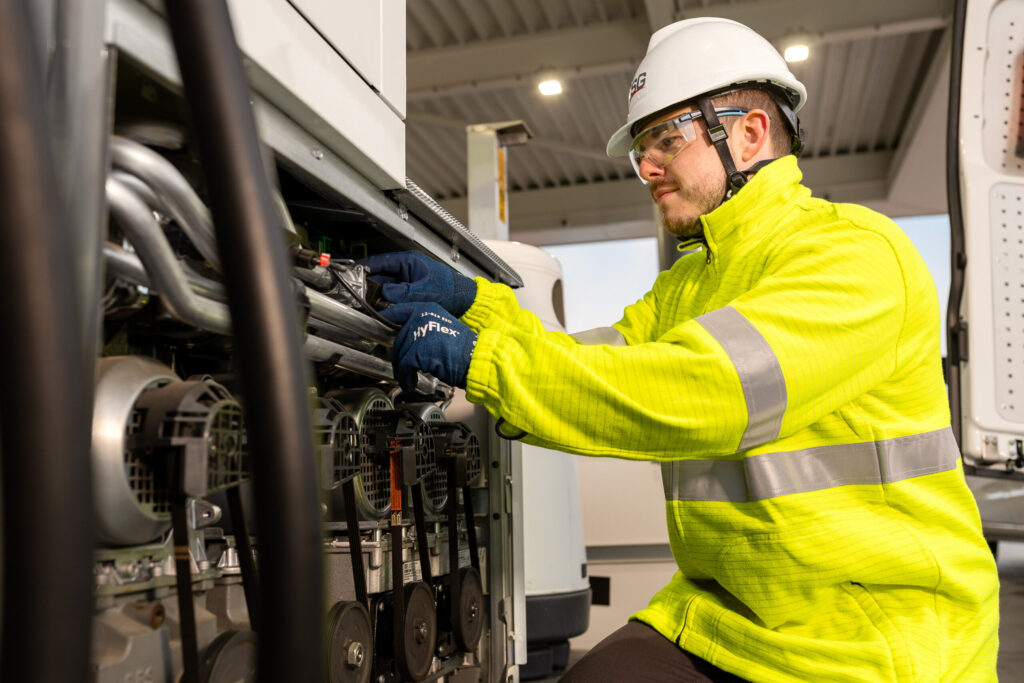 Onderhoudsmonteur pompen voert werkzaamheden uit aan een benzine pomp.