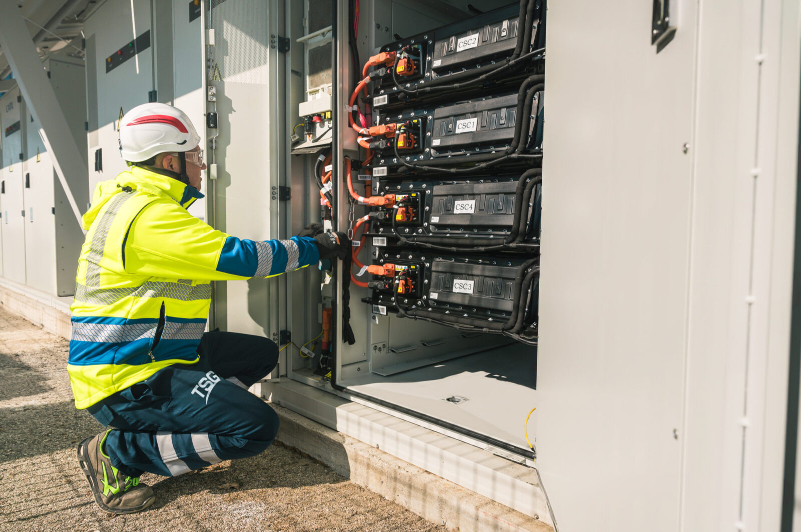 TSG Power technieker die een batterij energieopslagsysteem installeert.