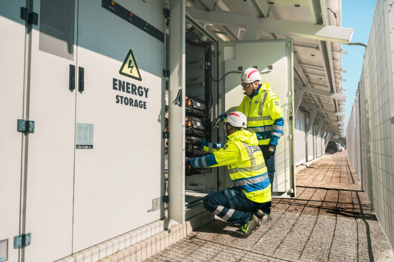 Twee techniekers van TSG Power die een volledige energieoplossing installeren. Op deze foto is de batterij energieopslag goed te zien.