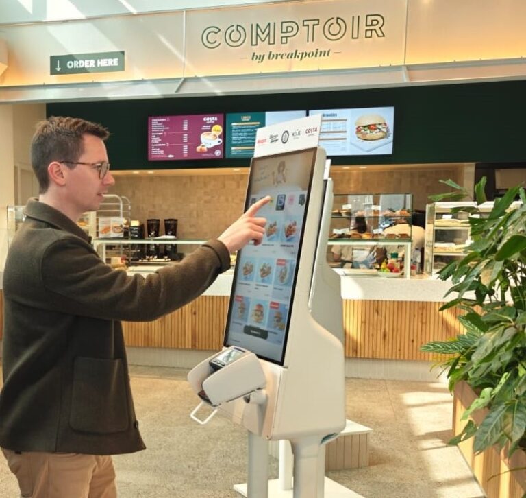 Un client passe sa commande via la borne de commande au Foodstation by Breakpoint.