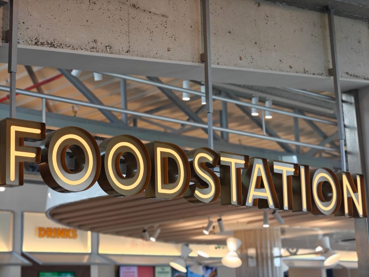 Het woord 'foodstation'.