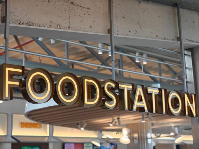 Le mot 'foodstation'.