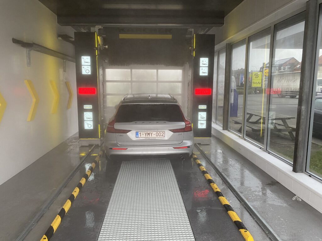 Auto wordt gewassen in de gerenoveerde carwash van Q8.