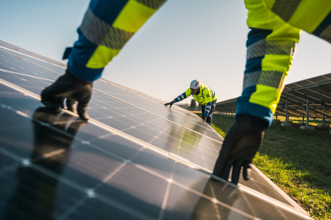 TSG-Solar-solarfarm-technicians-4