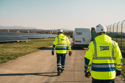 TSG-Techniciens-centrale-solaire-au-sol-avec camionnette