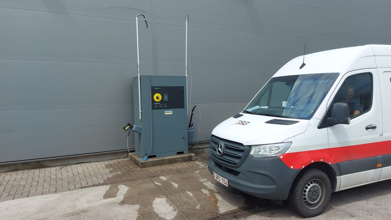 TSG bestelwagen naast SB OB wasinstallatie.