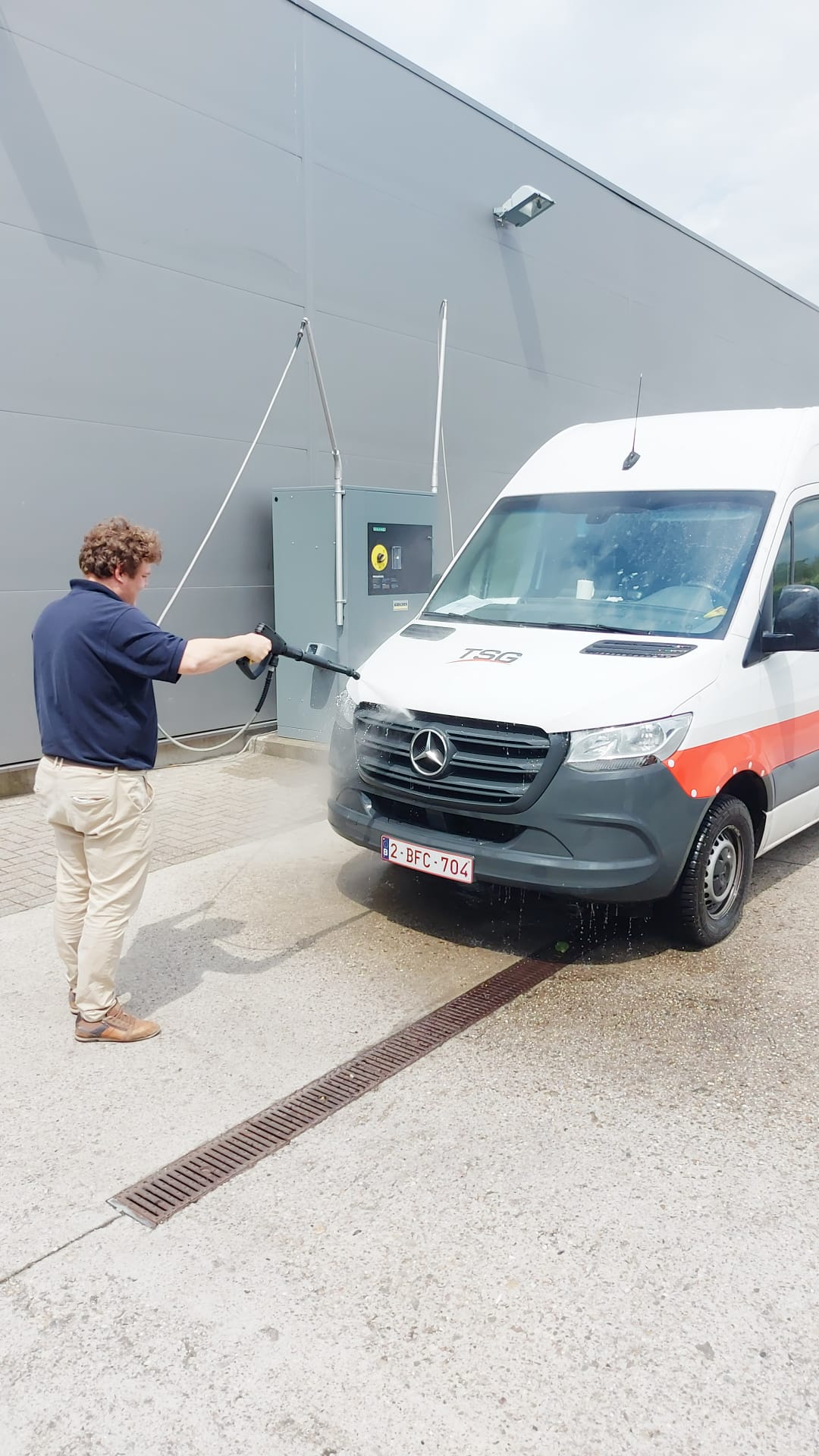 Klant wast bestelwagen met hogedruklans van SB OB selfwash.