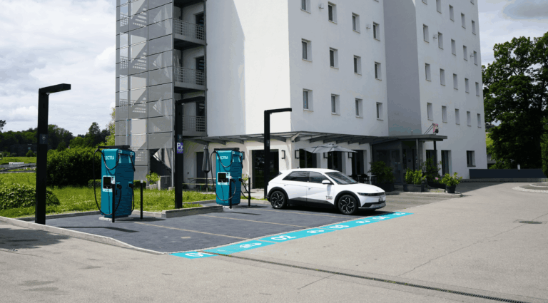 projekt-electra-granges-paccot-installation-alpitronic-back-view-chargers-full-view