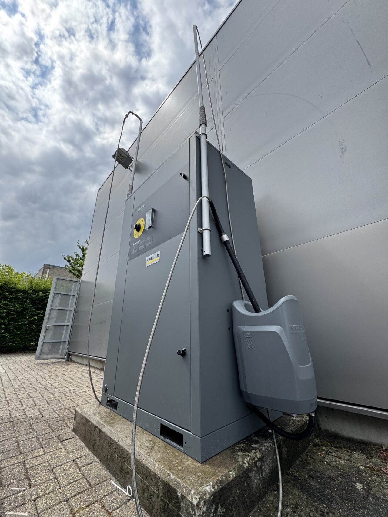 SB OB selfwash unit op sokkel buiten.