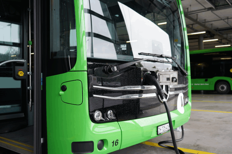 Bus électrique en charge, installation TSG