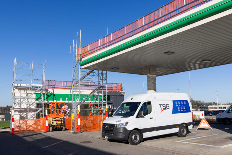 installation-panneaux-solaires-station-service-bp-vue-aerienne-petit-lancy