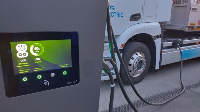 Eine moderne Alpitronic-Ladestation von TSG Switzerland SA, kompakt und leistungsstark, für das Schnellladen von Elektrofahrzeugen.