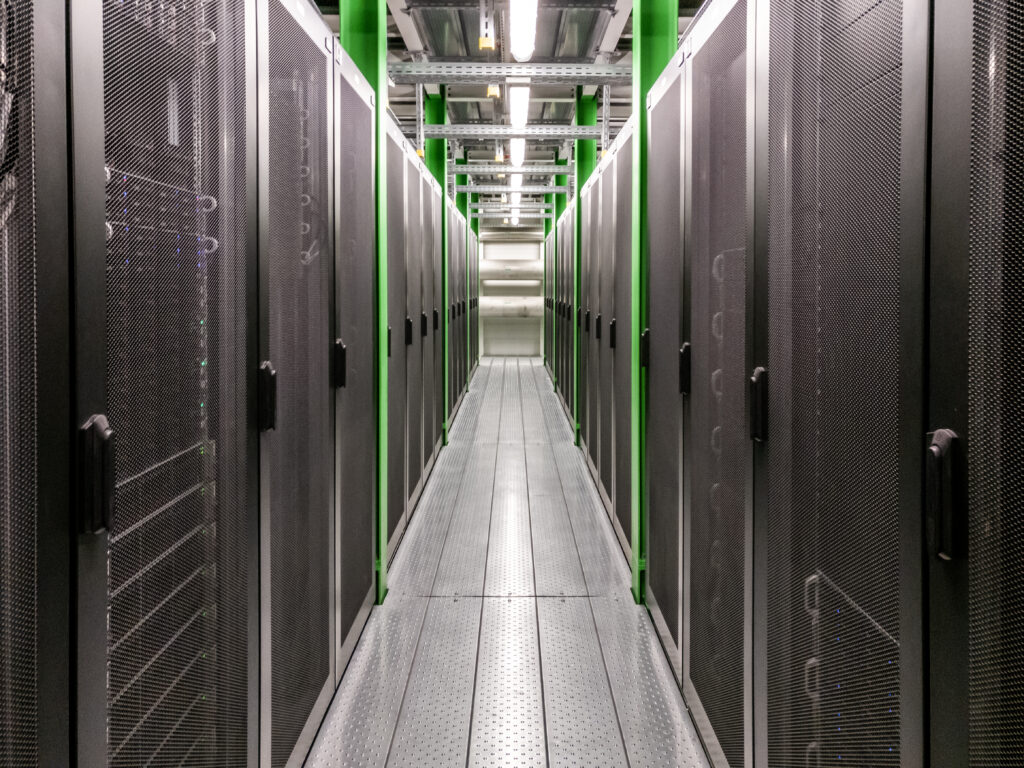 couloir-dans-une-salle-de-serveurs-de datacenter
