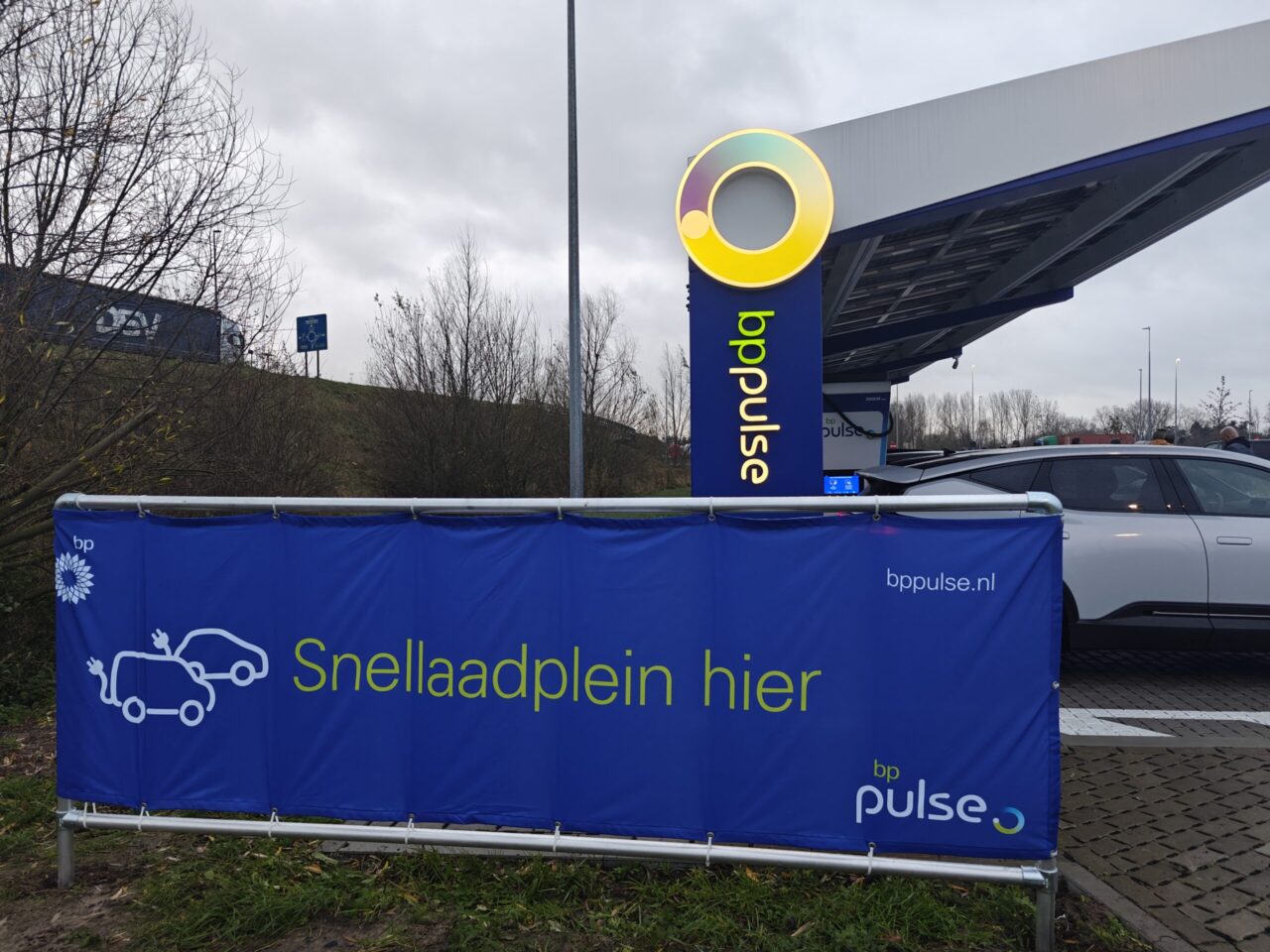 Bauarbeiten von TSG für die Installation einer BP Pulse Ladestation in Belgien.