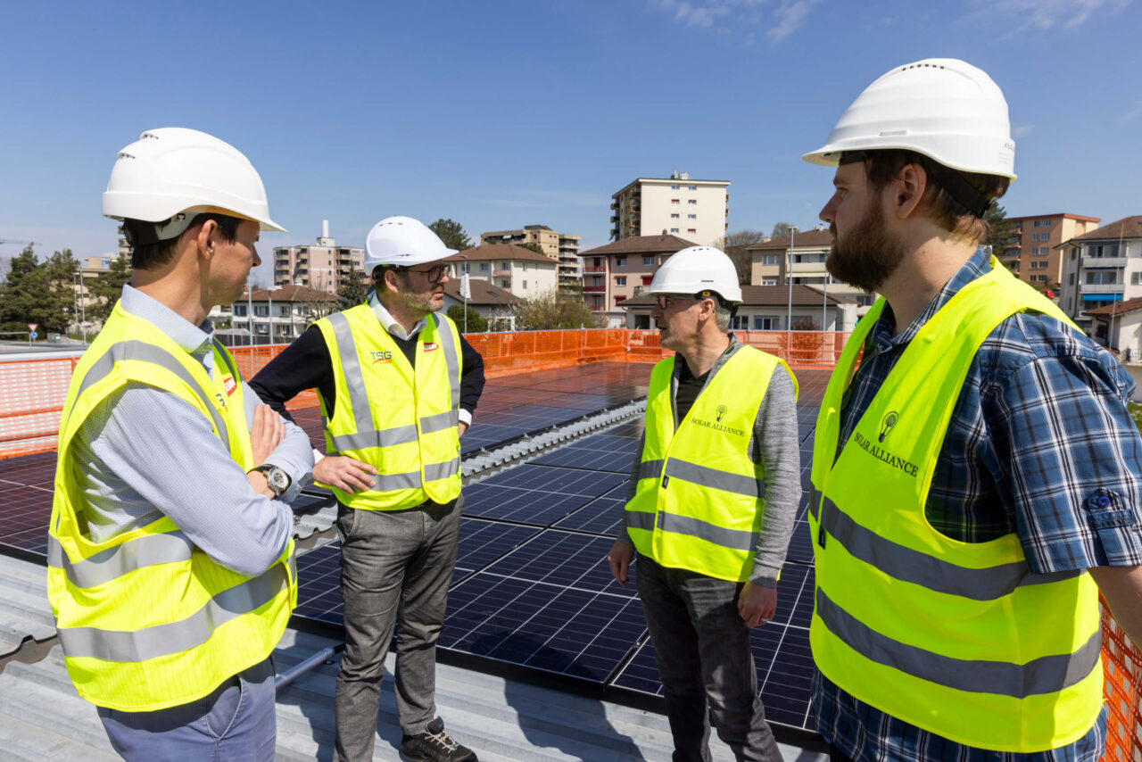 Installation von Solarpanels auf BP-Tankstelle – TSG- und Solar-Alliance-Technikteam