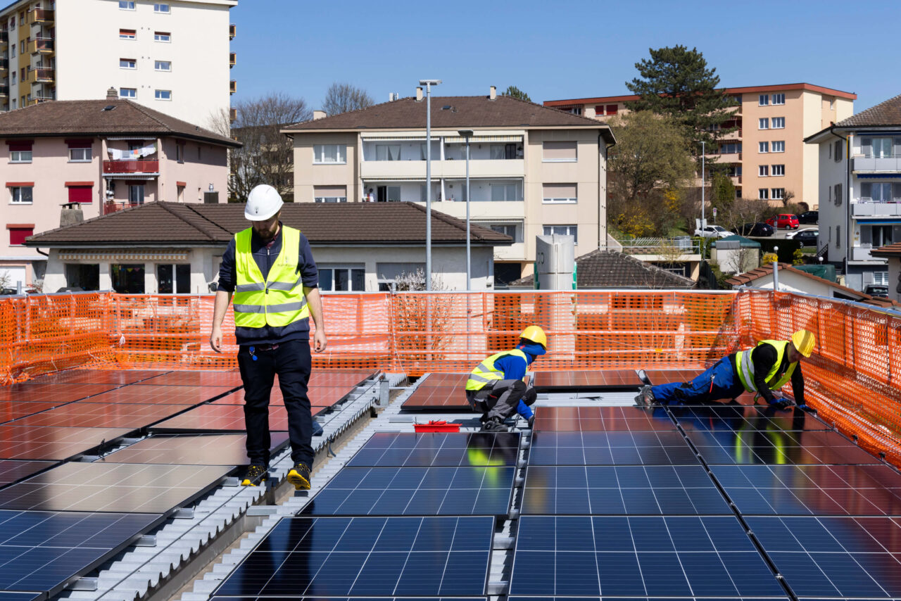 Installation von Solarpanels auf BP-Tankstelle – technische Installation