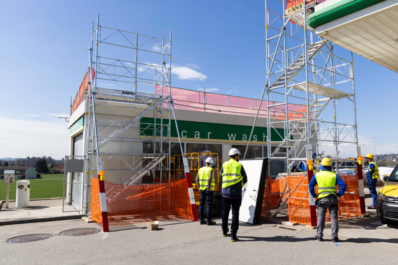 Installation von Solarpanels auf BP-Tankstelle – technische Arbeiten in Marly (FR)