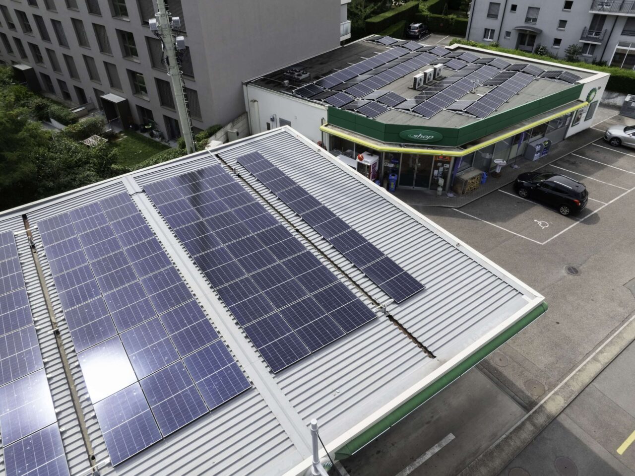 Installation von Solarpanels auf BP-Tankstelle – detaillierte Luftaufnahme Petit-Lancy (GE)