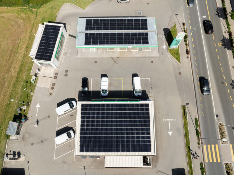 Installation von Solarpanels auf BP-Tankstelle – Luftaufnahme Marly (FR)