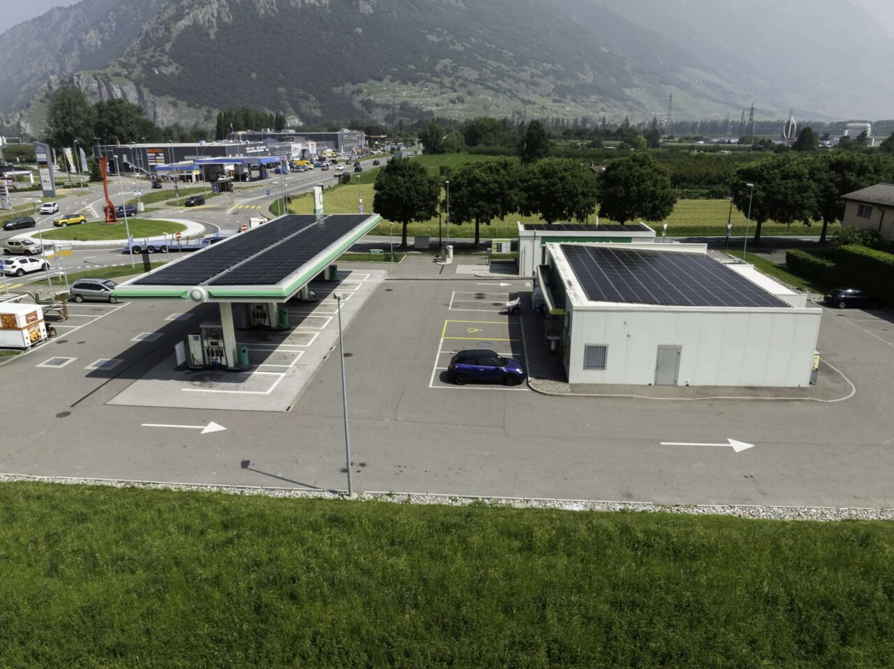 Installation von Solarpanels auf BP-Tankstelle – Luftaufnahme Martigny (VS) mit Umgebung