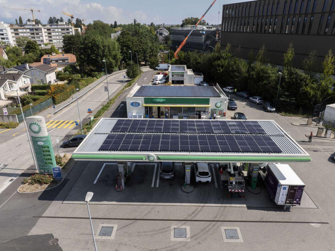 Installation von Solarpanels auf BP-Tankstelle – Gesamtansicht der Baustelle in Meyrin (GE), Nahaufnahme