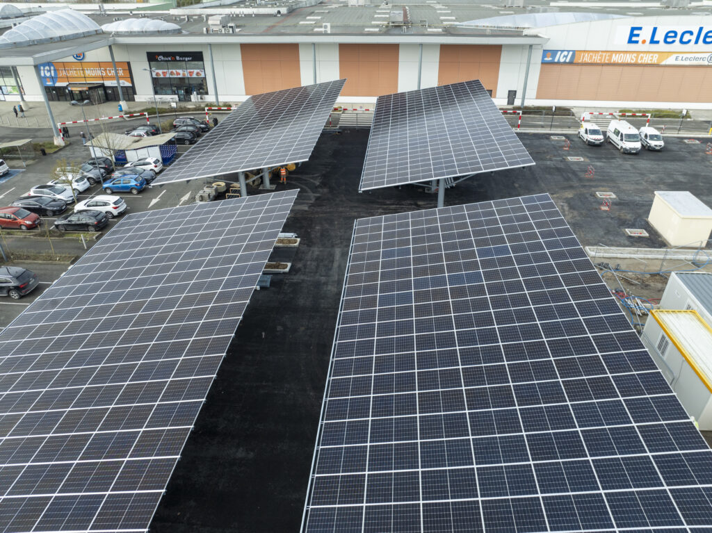 vue-aerienne-face-installation-ombrieres-photovoltaiques-parking-leclerc-plessis-belleville