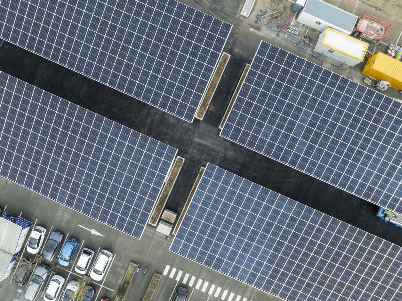 vue-aerienne-installation-ombrieres-photovoltaiques-parking-leclerc-plessis-belleville